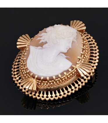 Cameo and gold brooch pendant