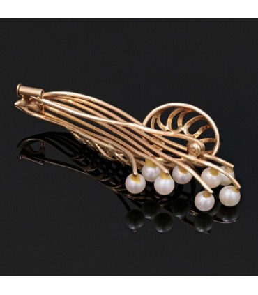 Cultured pearls and gold brooch