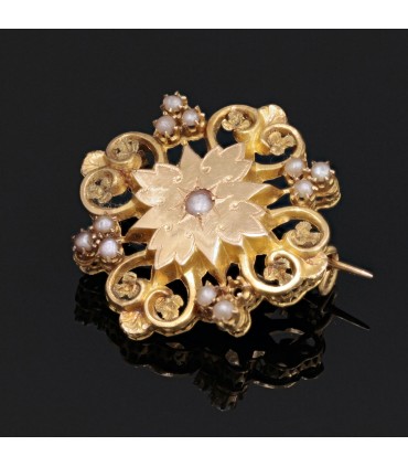 Broche or et perles