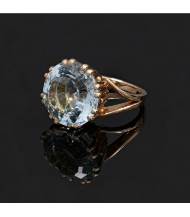 Aquamarine and gold ring