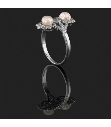 Natural pearls, diamonds, gold and platinum ring