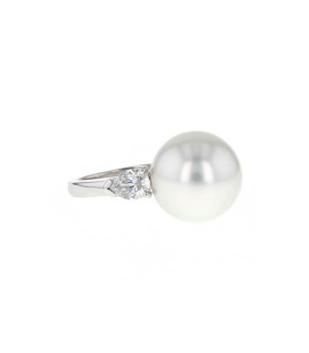 Graff diamonds, cultured pearl and platinum ring