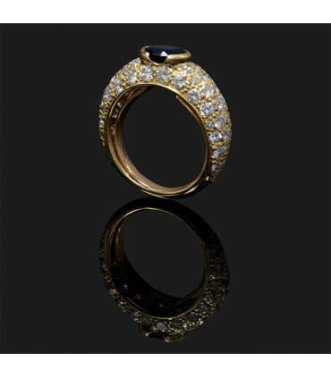Sapphire, diamonds and gold ring