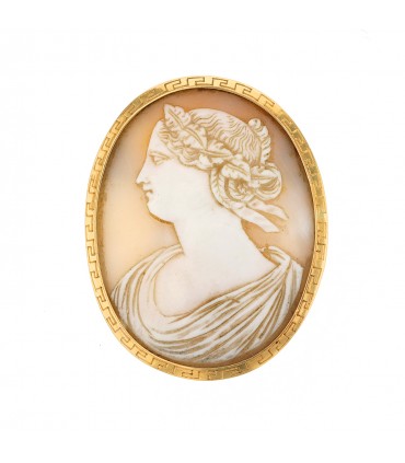 Gold and cameo brooch