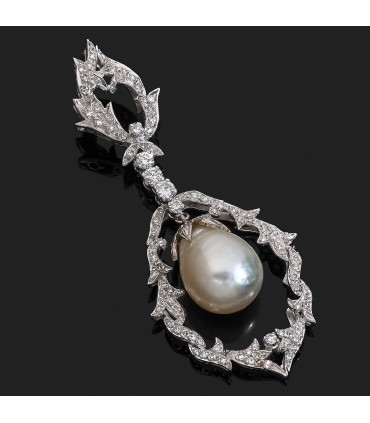Curltured pearl, diamonds and gold pendant
