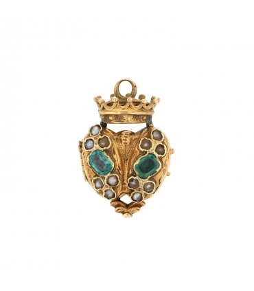 Culured pearls, green stones and gold secret pendant