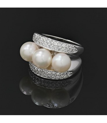 Diamonds, cultured pearls and gold ring