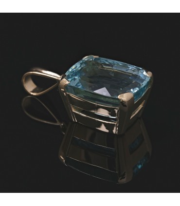 Aquamarine and gold pendant