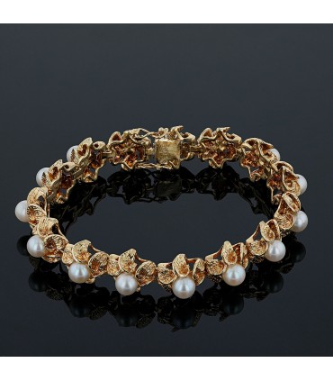 Cultured pearls and gold bracelet