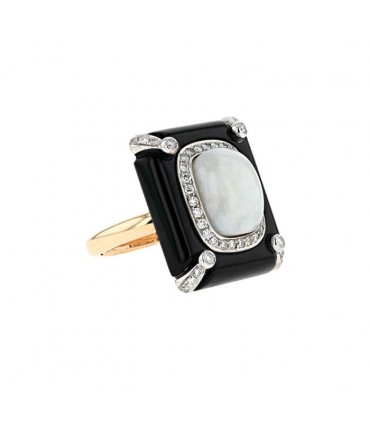Diamonds, onyx, opale and gold ring