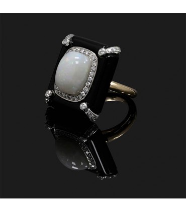 Diamonds, onyx, opale and gold ring