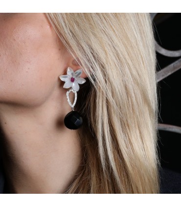 Boucles d’oreilles or, diamants, rubis, onyx et nacre