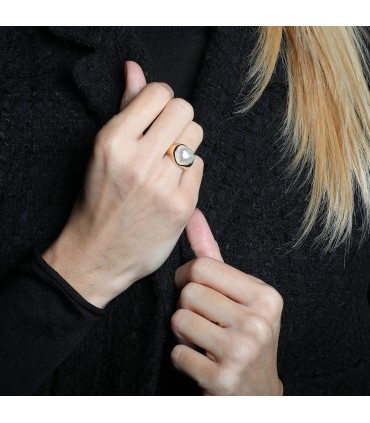 Cultured pearl mabé and gold ring