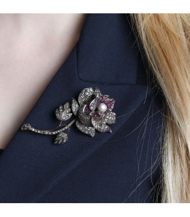 Broche or, argent, saphirs roses et diamants