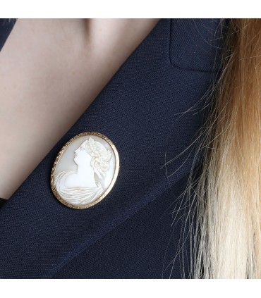 Gold and cameo brooch