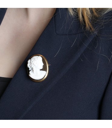 Gold and agate cameo brooch