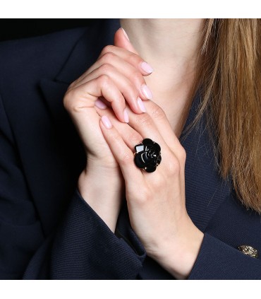 Chanel Camélia onyx and gold ring