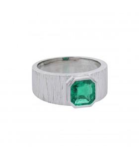 Emerald and 18k gold ring