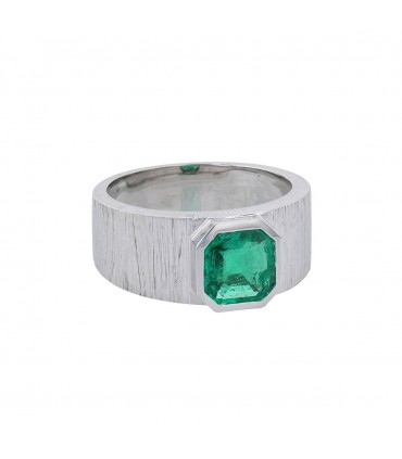 Emerald and 18k gold ring