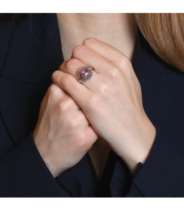 Pink sapphir, diamonds and gold ring