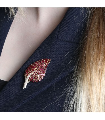 Broche feuille or, rubis et diamants