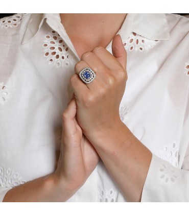 Sapphire, diamonds and gold ring