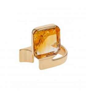 Citrine and gold ring