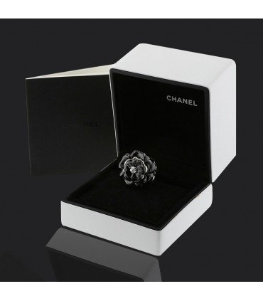 Chanel Camélia diamond, ceramic and 18k gold ring