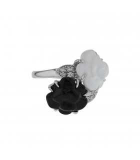 Chanel Camélia agate, onyx, diamonds and gold ring