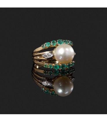 Cultured pearl, emeralds, diamonds and gold ring