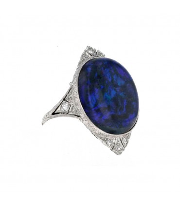 Opale, diamonds and platinum ring