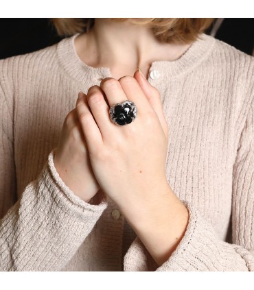 Chanel Camélia onyx, diamonds and 18k gold ring