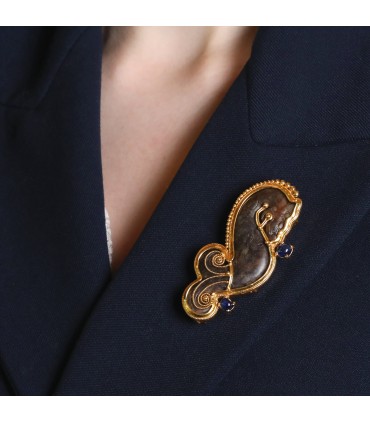 Viviane Debbas hard stone, sapphires and 18k gold brooch