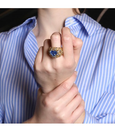 Sapphire, diamonds and gold ring