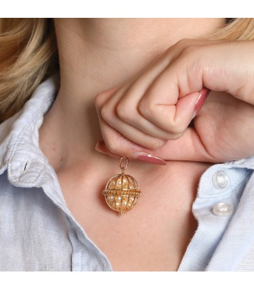Gold and pearls pendant