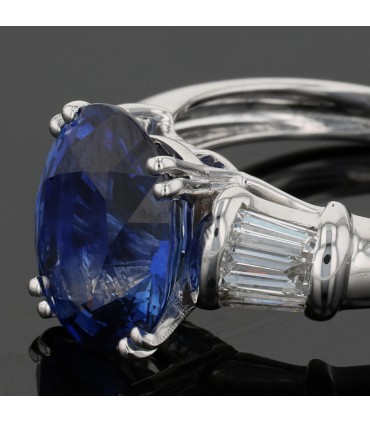 Gold, diamonds and sapphire ring