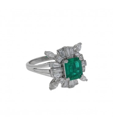 Platinum, emerald and diamonds ring