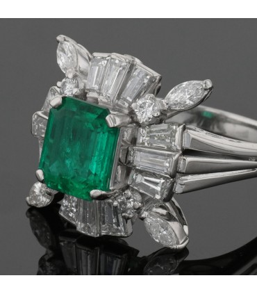 Platinum, emerald and diamonds ring