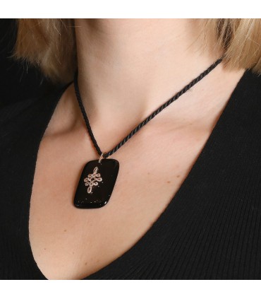 Collier or, onyx, diamants