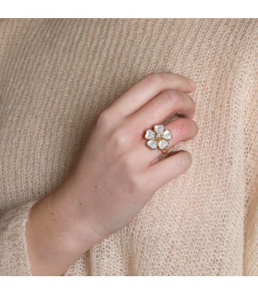 Van Cleef & Arpels Clématite diamond, mother of pearl and gold ring