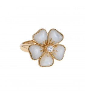 Van Cleef & Arpels Clématite diamond, mother of pearl and gold ring
