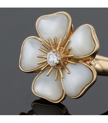 Van Cleef & Arpels Clématite diamond, mother of pearl and gold ring