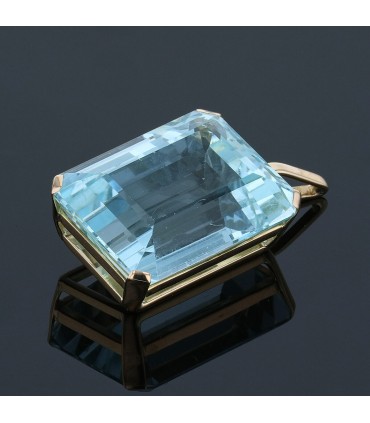 Gold and aquamarine pendant