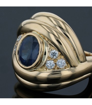 Sapphire, diamonds and gold ring