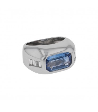 Saphir, diamonds and gold ring