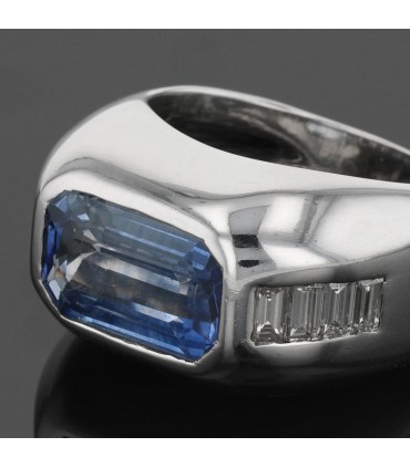Saphir, diamonds and gold ring