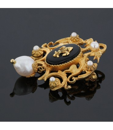 Gold and pearls brooch