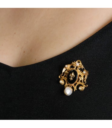 Gold and pearls brooch