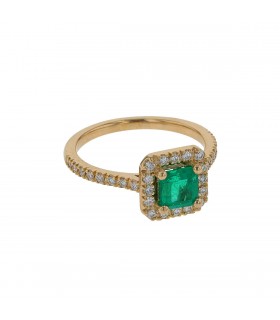 Emerald, diamonds and gold ring