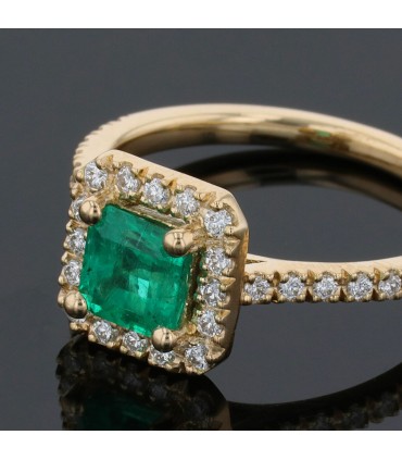 Emerald, diamonds and gold ring